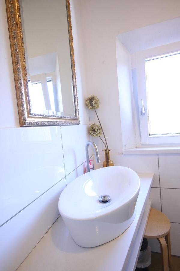 Moderne Studio Apartments Und 4 Zimmer Wohnungen In Oberhausen, Ideal Fuer Geschaeftsreisende Und Monteure Esterno foto
