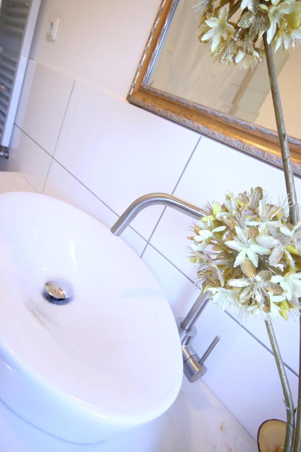 Moderne Studio Apartments Und 4 Zimmer Wohnungen In Oberhausen, Ideal Fuer Geschaeftsreisende Und Monteure Esterno foto